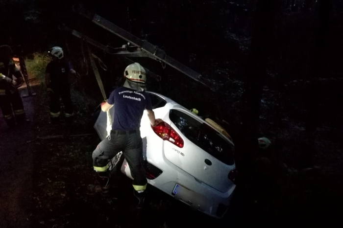 Die Einsatzkräfte der Feuerwehren Leutschach und Kaindorf sicherten das Fahrzeug und bargen es mithilfe eines Krans.