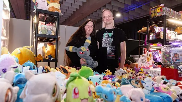 Bei den Merchständen kann man Plüschtiere, Figuren und mehr kaufen