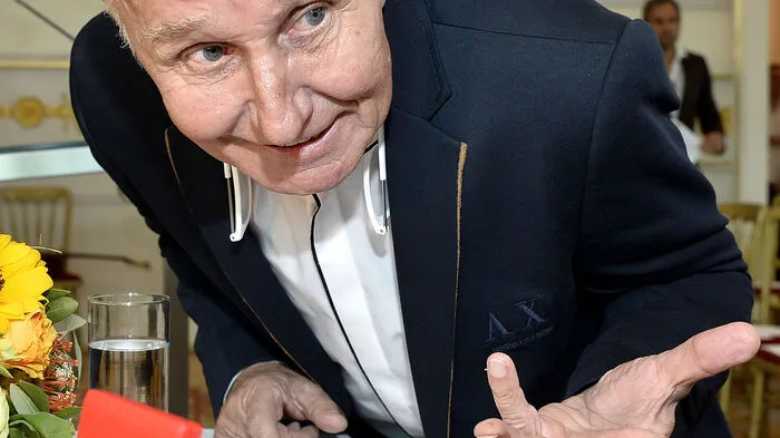 Unter Blitzlichtgewitter nahm Musiker und Entertainer Klaus Eberhartinger am Dienstag ...