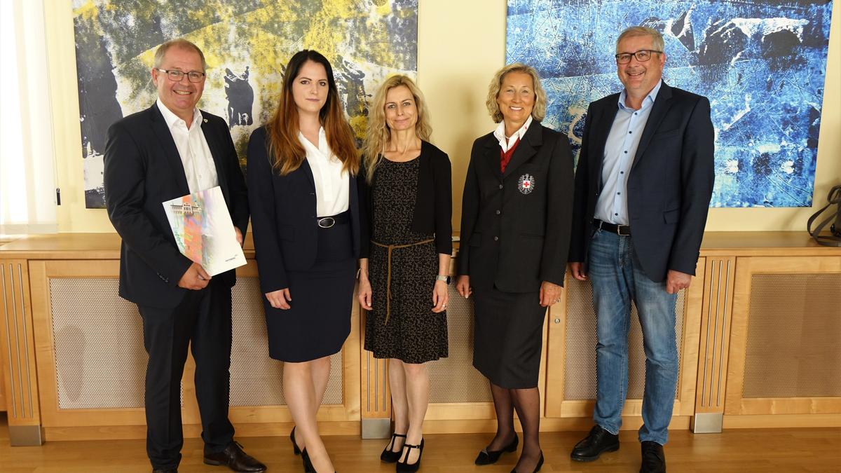 Bürgermeister Bernd Osprian, &quot;Community Nurses&quot; Eva Maria Unger und Maria Harrer, Pflegedienstleiterin Rosa Kaufmann vom Roten Kreuz und Projektleiter Gernot Thürschweller