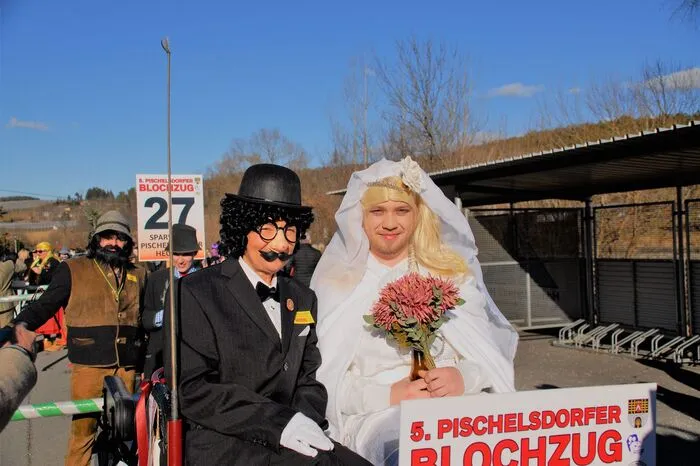 Mit dabei - wie es die Tradition des Blochzuges vorschreibt - das Brautpaar: Braut Jakob Fink und Bräutigam Barbara Schiller.