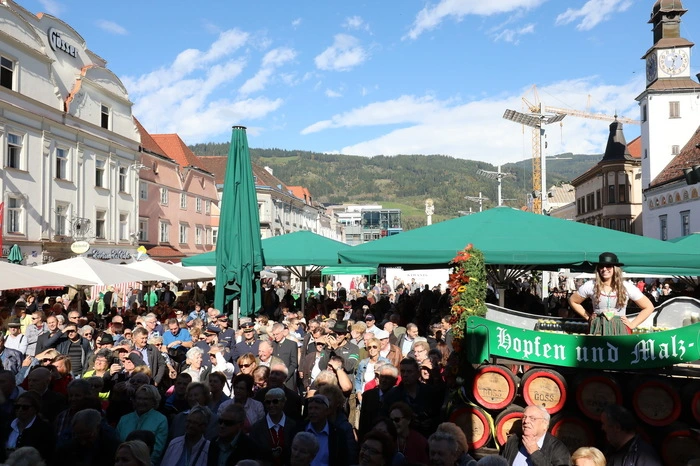 400 Marktfahrer boten ihre Waren an der längsten Standlstraße Österreichs an, mehr als5000 Grillhendl, 9000 Bratwürste und 30.000 Krügel Bier wurden an diesem einen Tag konsumiert.