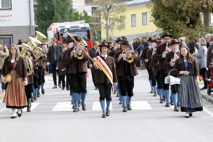 ... der von der Marktmusik Eberstein unter Kapellmeisterin Kathrin Bischof angeführt wurde. 
