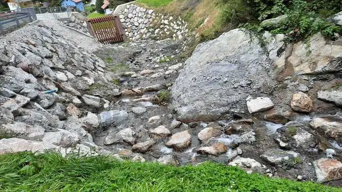 Die Geschiebedosiersperre im Hölleggraben