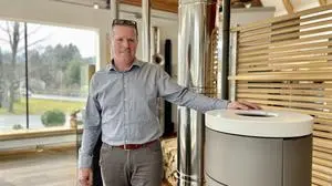 Inhaber Werner Ehrenhöfler in seinem Ofenstudio in Eibiswald