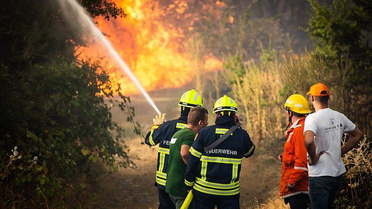 Der Kampf gegen die Flammen ist für die einheimischen Feuerwehrleute alleine aussichtslos