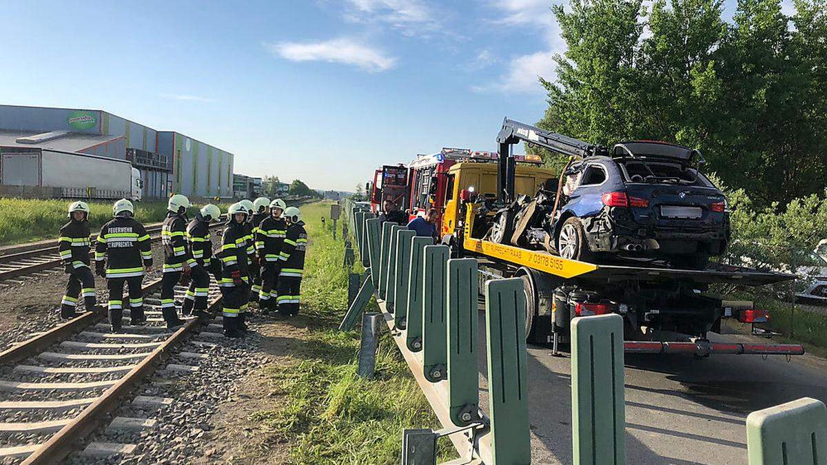 Unfall bei Wollsdorf mit drei Schwerstverletzten