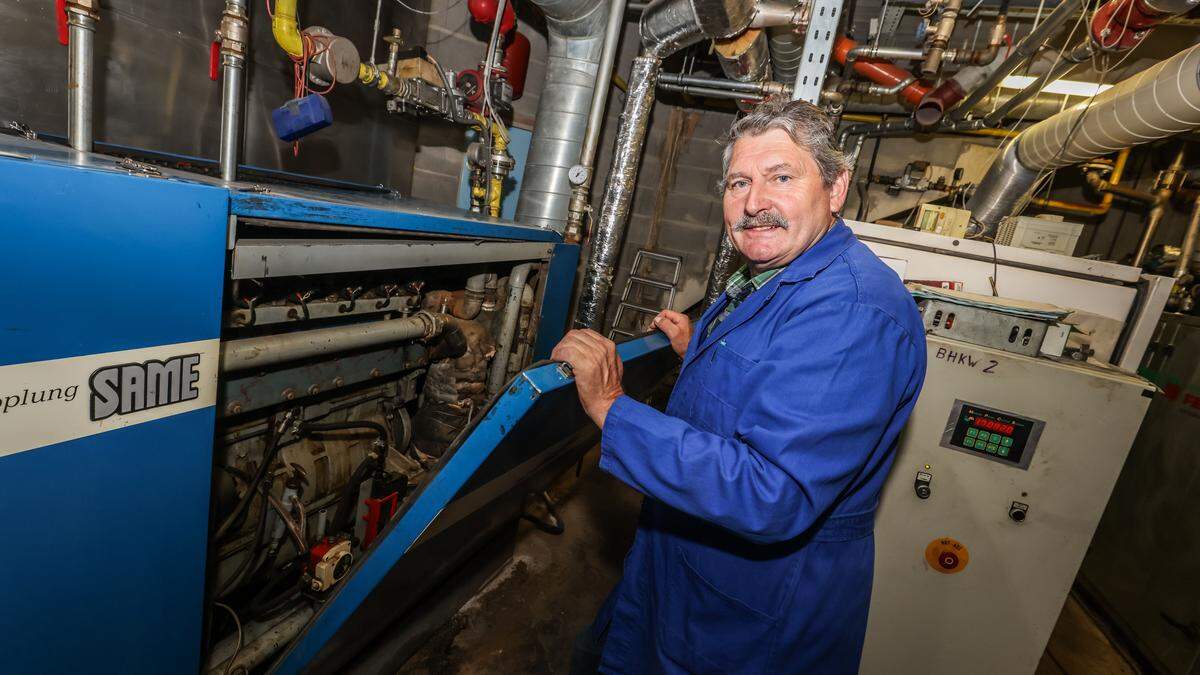 Friedrich Draxl ist solz auf das &quot;Herz seiner Anlage&quot;: die Generatoren, die mit Biogas Strom erzeugen