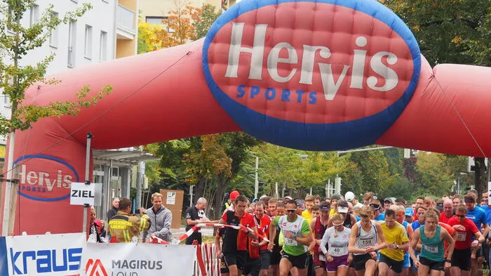 Gut gelaufen ist es am Sonntag in Klagenfurt. Bei perfektem Laufwetter trafen sich Sportbegeisterte um zehn Uhr beim Loretto, um am karitativen Lauf der Rote Nasen Clowndoctors unterstützt von der Freiwilligen Feuerwehr St. Martin teilzunehmen. Um elf Uhr fiel der Startschuss zum 8. Klagenfurter Feuerwehrlauf in der Hans-Sachs-Straße Ecke August-Jaksch-Straße. Wegen der Baustelle Villacher Straße führte die Strecke erstmals auf den Autobahnanschluss, der für den motorisierten Verkehr gesperrt wurde.