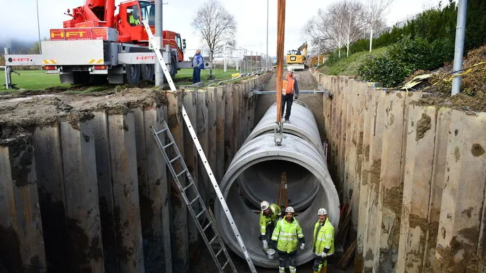 Die verbauten Betonrohrteile zwischen Drautalperle und Stadion wiegen 12,5 Tonnen pro Stück undwerden aus Deutschland geliefert.