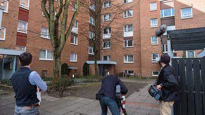 Ein Kamerateam vor dem Haus in Hannover, in dem es zu der tödlichen Attacke kam 