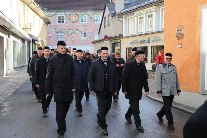 Beobachtet von den drei VA Erzberg-Geschäftsführern Josef Pappenreiter, der mit Jahresende in Pension geht, Christian Treml und Armin Kogelbauer sowie Betriebsratschef Herwig Pletz gelang ihm der Sprung.