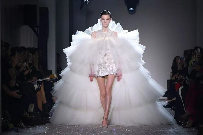 Ein besonderes Hochzeitskleid wurde in Paris von Giambattista Valli präsentiert.