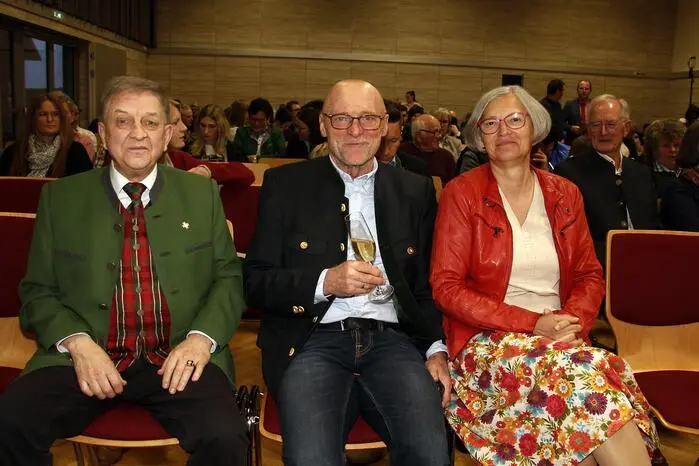 Gemeinderat Hubert Soboth, Rogner-Direktorin Melanie Franke, Musikschuldirektor Robert Ederer, MV-Bezirksobmann Thomas Prenner und Ehrenbezirkskapellmeister Sepp Maier zeigten sich begeistert.