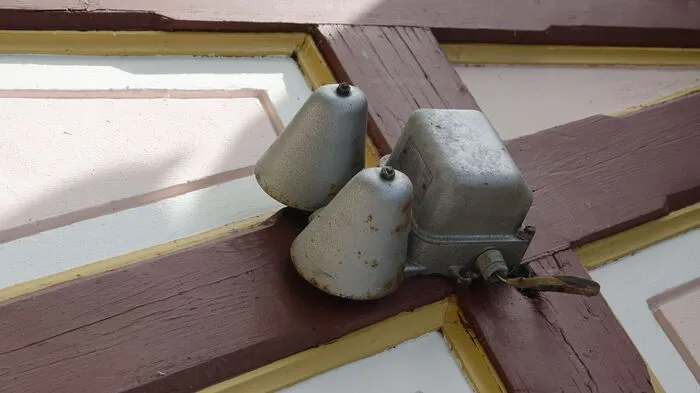 Einmal läutet die Glocke für Stainach, zweimal für den Zug aus Richtung Schladming