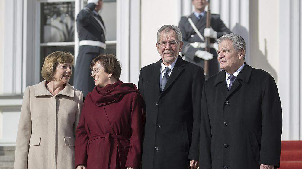 Van der Bellen und Gauck, mit den First Ladies, vor Schloss Bellevue in Berlin
