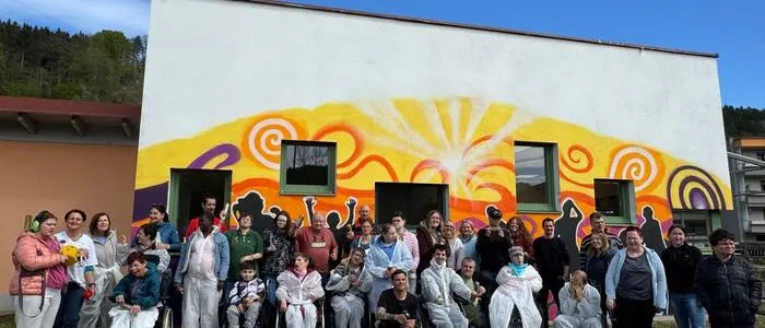 Das fertige Wandbild mit den Teilnehmern des Workshops