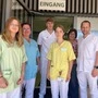 Vor dem Landeskrankenhaus in Weiz: Die Lehrlinge Larissa Winter (links), Jana Schütter (Vierte von links) und Florian Friesenbichler (Dritter von links) mit dem ärztlichen Leiter Stefan Pötz, Spitalsstandortleiterin Karin Puchner (Zweite von rechts) und der stellvertretenden Pflegeleiterin Gabriele Holzerbauer (Zweite von links)	