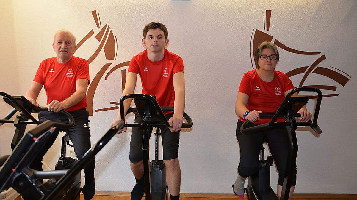 Trainer Klaus Knoll mit den beiden Leichtathleten Dominik Maier und Sindy Jansenberger (v.l.) 