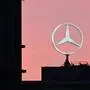 Der Mercedes-Stern, das Logo des Fahrzeugherstellers Mercedes-Benz dreht sich auf einem Gebäude am Stammwerk | Dunkle Vorzeichen für den Stuttgarter Autobauer
