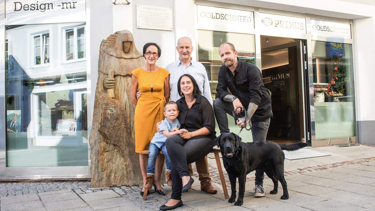 Inge und Josef Primus sowie Kathrin Rencher-Primus mit Sohn Josef, Mario Rencher-Primus und Hund Onyx (von links)