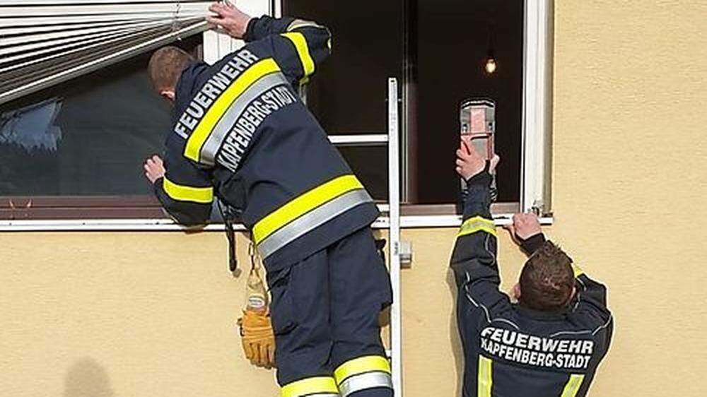 Die Feuerwehrmänner kamen über ein Fenster in die Wohnung