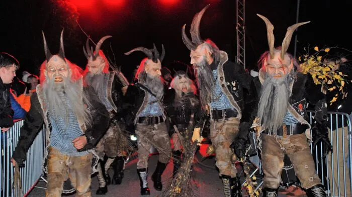 Schaurige Gestalten zogen beim diesjährigen Perchtenlauf durch Sinabelkirchen.
