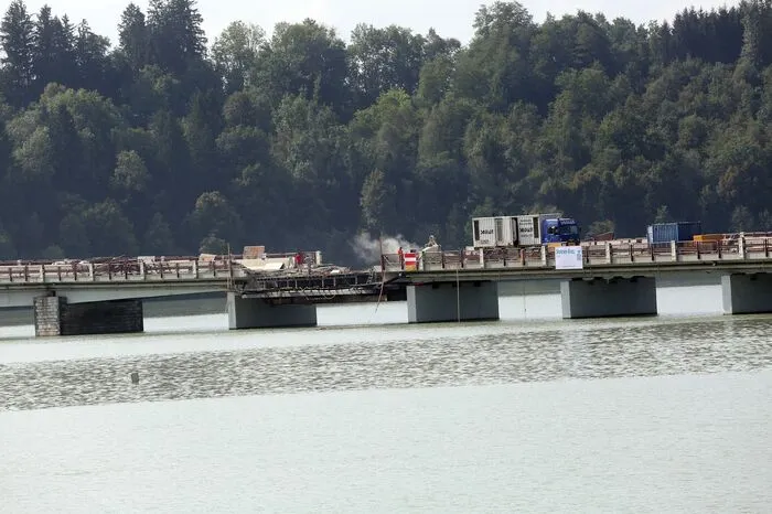 Die Sanierung in den Sommermonaten war laut Büro des Straßenlandesreferenten Martin Gruber der „ausdrückliche Wunsch“ der Region. Man wollte die Sanierung außerhalb der Schulzeit machen, da Völkermarkt ein Schulstandort ist.