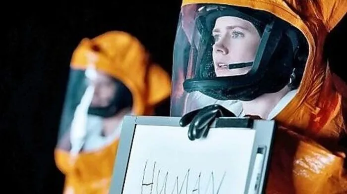 Denis Villeneuves Science-Fiction-Film "Arrival" kreiert auf anziehende Weise eine neue Art von Außerirdischen. Der Film überraschte mit acht Oscar-Nominierungen. Kleines Skandälchen: Amy Adams als Hauptdarstellerin geht leer aus.