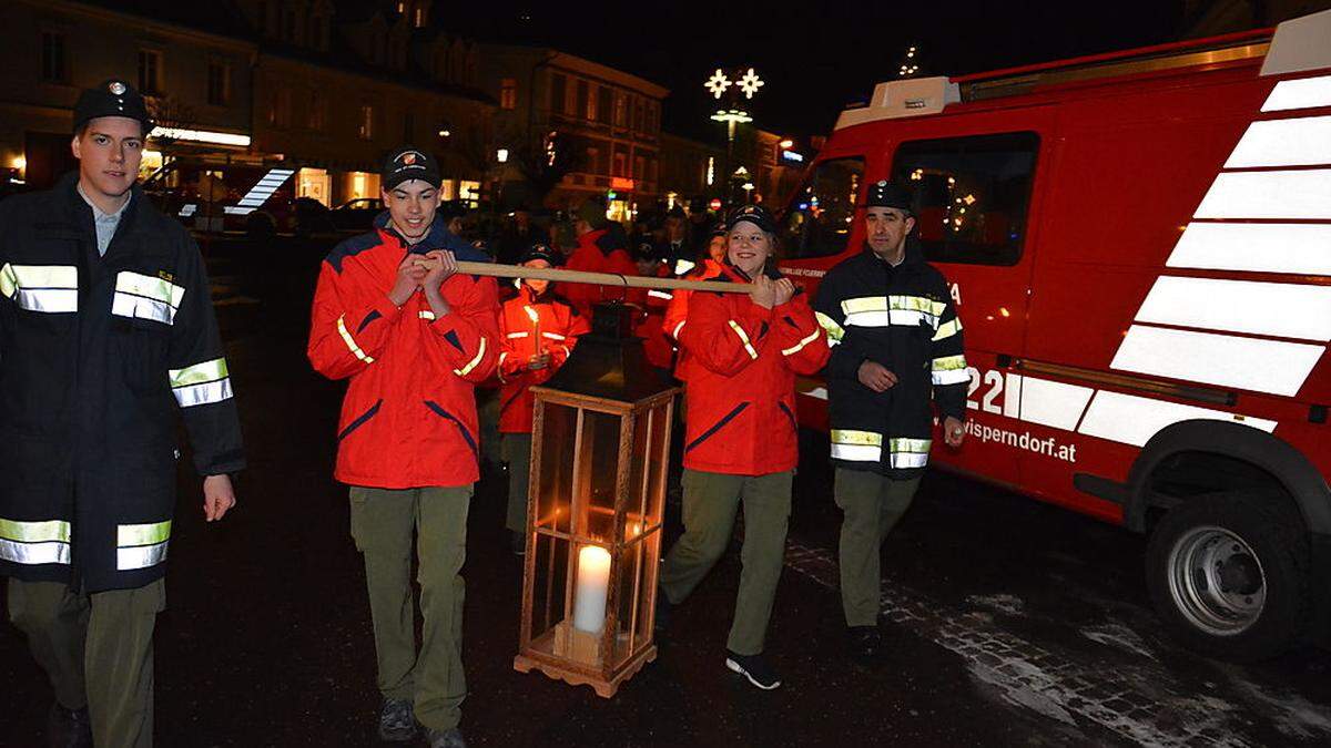 Das Friedenslicht wurde von der Feuerwehrjugend übergeben