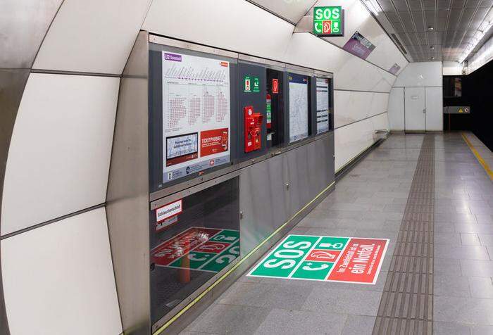 Auf jedem U-Bahnsteig befinden sich SOS-Würfel, bei denen eine direkte Sprechverbindung in die Leitstelle hergestellt und der Notstopp betätigt werden kann