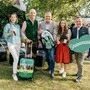 5 Personen (3 Männer und 2 Frauen) lachen in die Kamera.