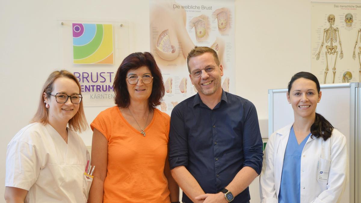 Studienteilnehmerin Jutta Dorner mit DGKP Agnes Passegger (links), Oberarzt Gregor Huber und der stellvertretenden Leiterin des Brustzentrums, Chirurgin Barbara Kohlweg (rechts)