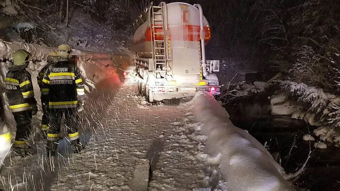 Der 40 Tonnen schwere Lkw rutschte fast ihn den Bach