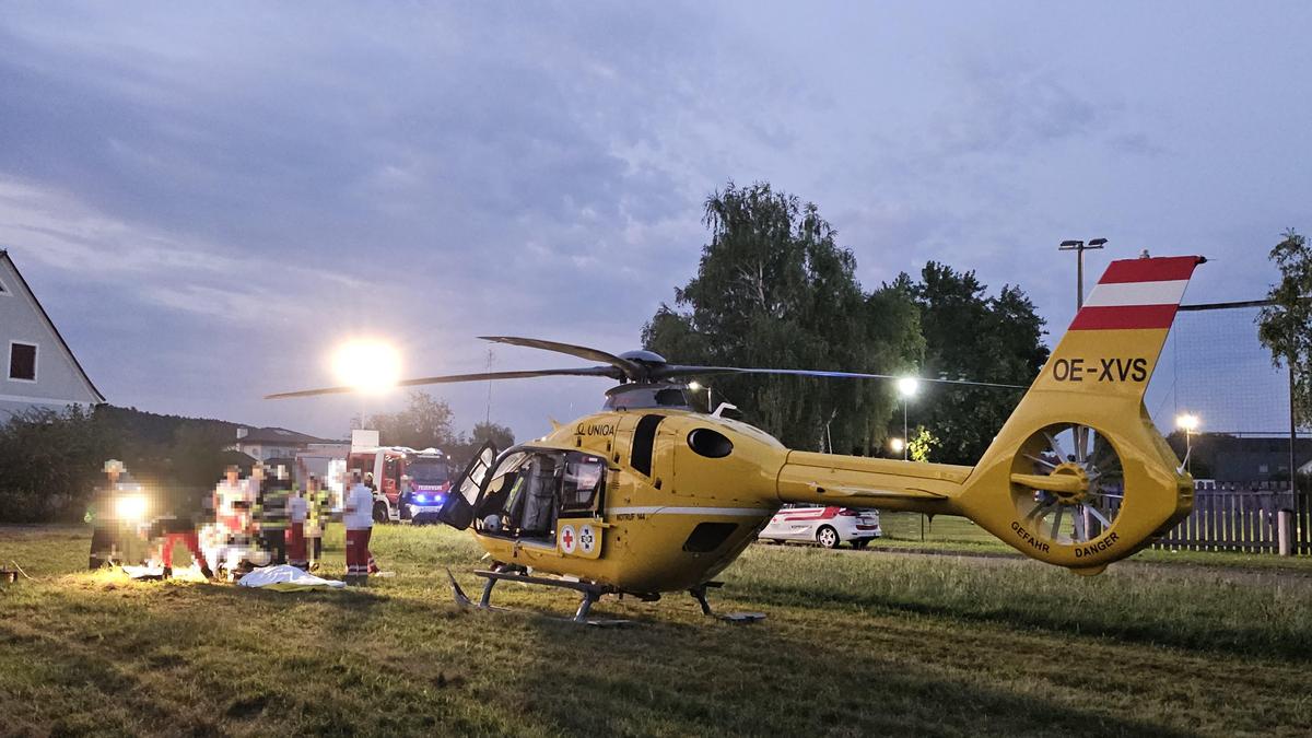 Die 41-Jährige musste mit dem Rettungshubschrauber C12 ins LKH Graz gebracht werden