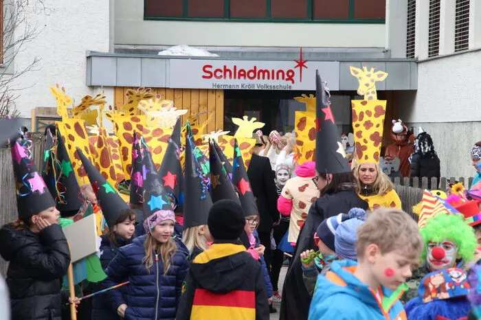 Die Kinder der Kindergärten und Schulen aus Schladming und Ramsau begeisterten die zahlreichen Schaulustigen in der WM-Stadt. Klicken Sie sich durch unseren kunterbunten Bilderbogen.