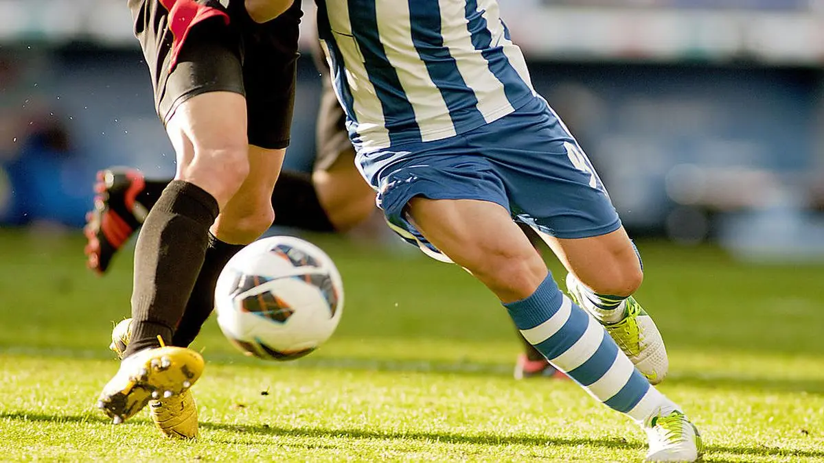 Beim Fußballspielen riss die Achillessehne