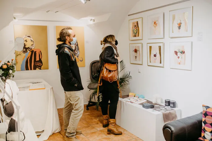 Besucher der Vernissage mit Fotografien von Claudia Plattner und Acrylwerke von Herbert Konstantin im Hintergrund.