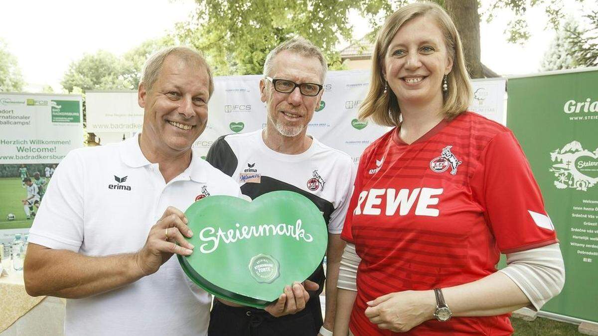 Der Vizepräsident des 1. FC Köln, Markus Ritterbach (links), Köln-Trainer Peter Stöger sowie LR Barbara Eibinger-Miedl (ÖVP /rechts) bei einem Meet & Greet in Bad Radkersburg 