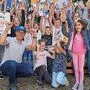 Matthias Mayer mit Schülern, die beim Projekt "Cool in die Schul" mitgemacht haben