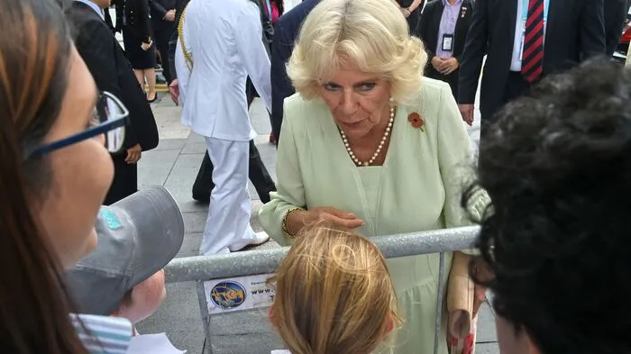 Der britische Thronfolger Prinz Charles (68) und seine Frau Camilla (70) wurden in Singapur freundlich willkommen geheißen.