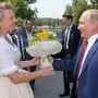 Die damalige Außenministerin Karin Kneissl mit ihrem Hochzeitsgast Wladimir Putin im steirischen Gamlitz.