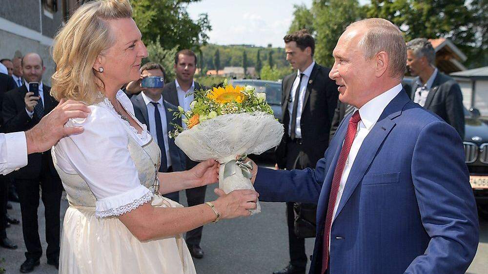 Die damalige Außenministerin Karin Kneissl mit ihrem Hochzeitsgast Wladimir Putin im steirischen Gamlitz.