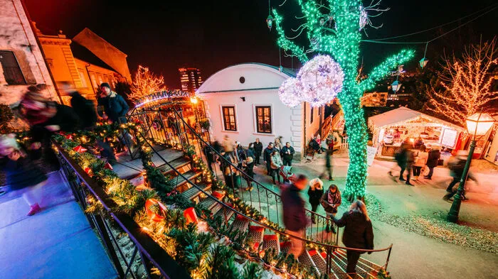 Dass aus den Lautsprechern im Musikpavillon „O sole mio“ klingt, tut der vorweihnachtlichen Feierlaune keinen Abbruch. In großen Trauben stehen die Menschen im Zrinjevac-Park rund um die weißen Holzhüttchen, aus denen der Glühwein dampft und wo unterschiedlichste Würste in riesigen Kesseln sieden.