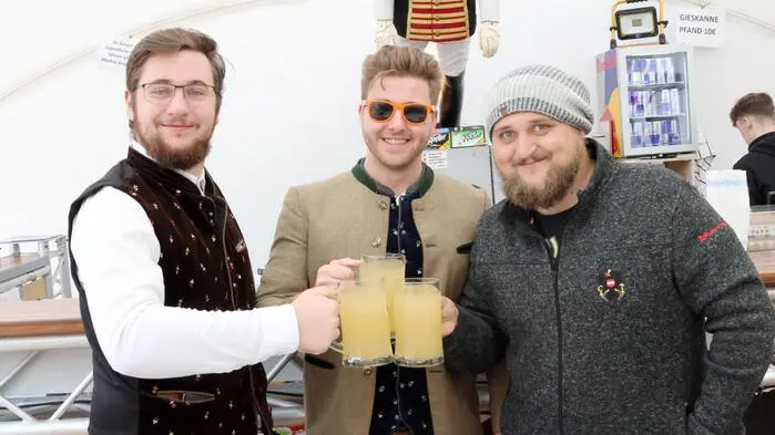 Ein Geheimtipp – und das nicht nur für Biertrinker - ist „Das Trommler“ im Westen des Wiesenmarktgeländes. Denn wo bekommt man noch ein großes Bier (0,5 Liter) um fünf Euro?