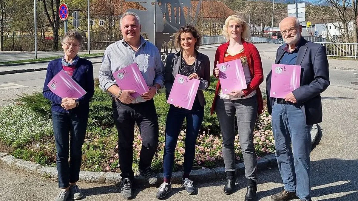 Das neue Reibeisen präsentiert sich in zartlila. Zweiter von links: Josef Graßmugg, Vorsitzender des Europa Literatur Kreises Kapfenberg