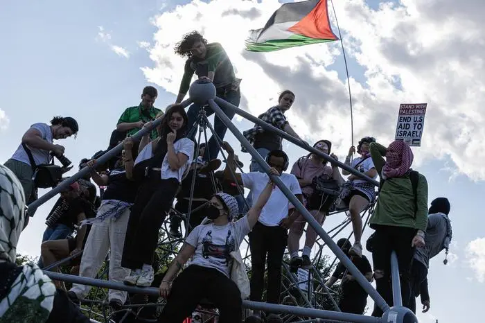 IL: March on the DNC Protesters climb a structure at a park to get a better vantage point during the March on the DNC in Chicago, IL on Monday, Aug. 19, 2024. Thousands of protesters marched close to the Democratic National Convention to Israels war in Gaza and the United Statess support for Israel. Chiago Illinois USA NOxUSExINxGERMANY PUBLICATIONxINxALGxARGxAUTxBRNxBRAxCANxCHIxCHNxCOLxECUxEGYxGRExINDxIRIxIRQxISRxJORxKUWxLIBxLBAxMLTxMEXxMARxOMAxPERxQATxKSAxSUIxSYRxTUNxTURxUAExUKxVENxYEMxONLY Copyright: xCarlosxBerríosxPolancox Editorial use only sipausa_55358355