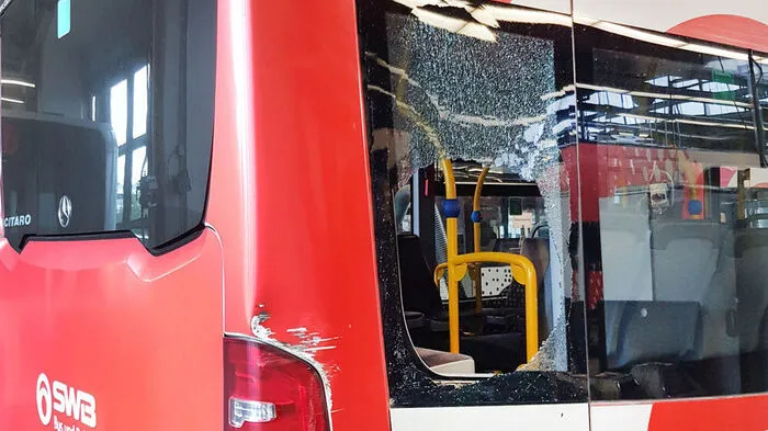 Scheibe bricht: Fünfjährige stürzt in Bonn aus fahrendem Linienbus