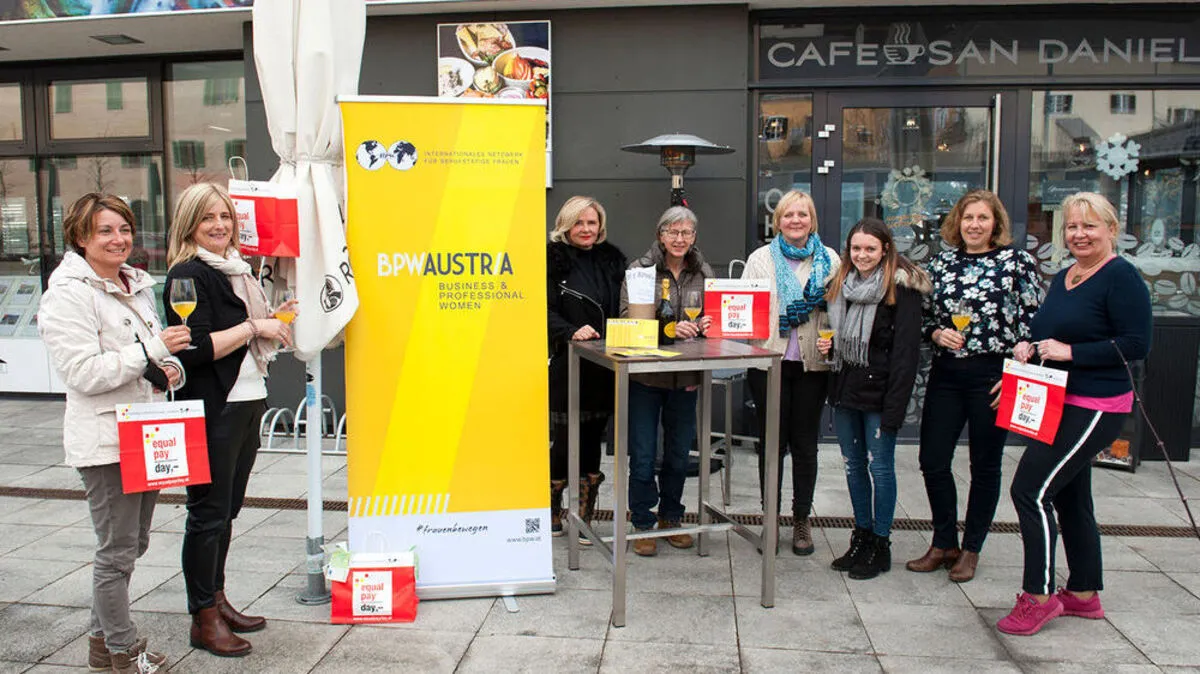 Mitgliedsfrauen des Business & Professional Women (BPW) machten Fußgängerinnen auf den "Gender Pay Gap" aufmerksam.