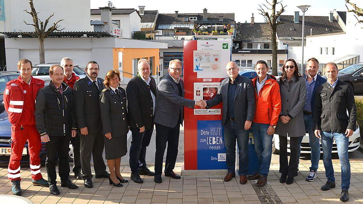 Die dritte Defi-Säule in Feldkirchen wurde vor der Stadtapotheke aufgestellt 